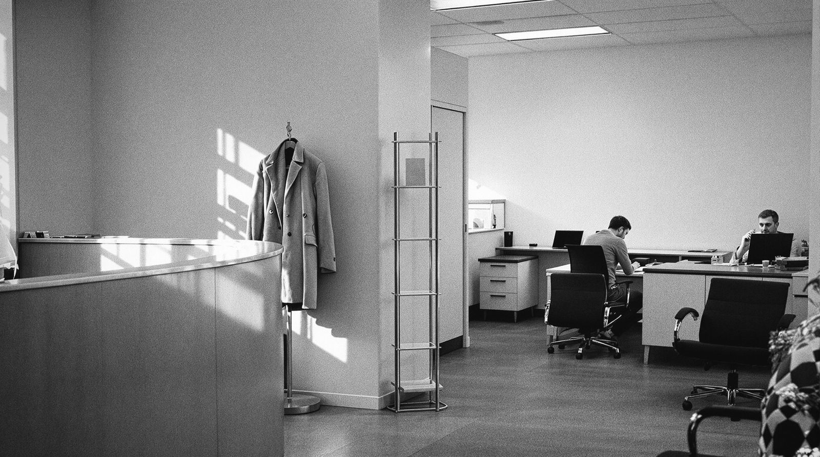 Empfang einer Kanzlei an einem Werktag, im Hintergrund zwei Arbeitsplätze